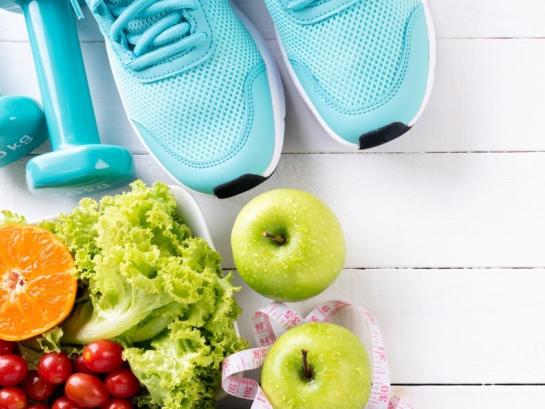 weegschaal loopschoenen en fruit
