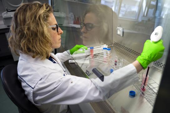 Onderzoeker in het lab voor Medische genetica