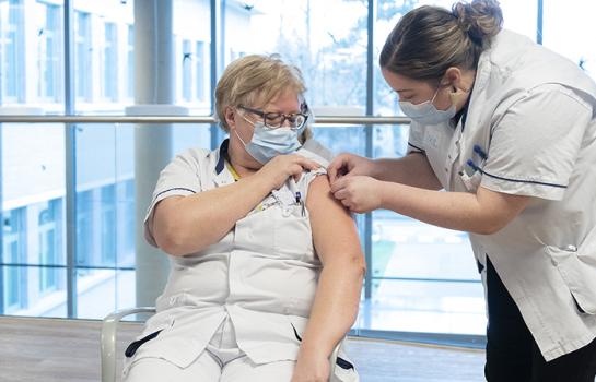 Eerste COVID-19 vaccinatie medewerkers UZ Gent