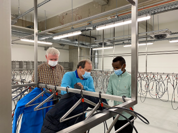 Bashir Abdi opent de droogruimte voor fietskledij van medewerkers