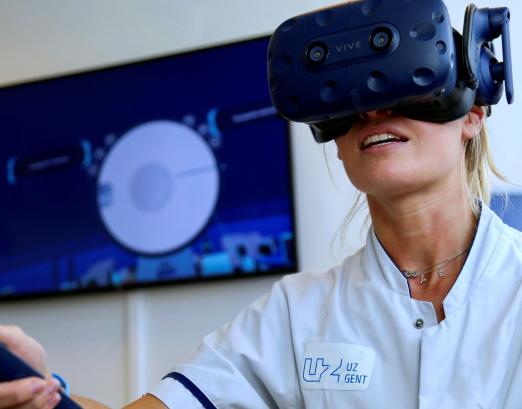Laboranten oefenen ICSI met nieuwe VR-toepassing