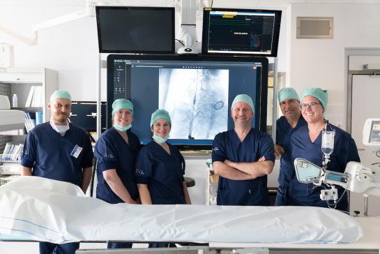 Het team dat net een TricValve-hartklep heeft geplaatst in het OK