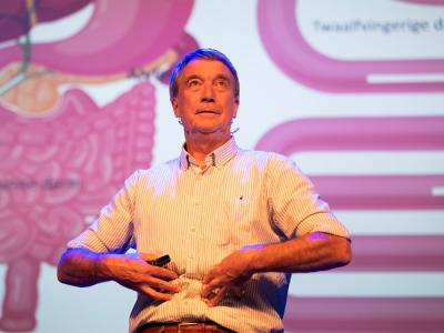 Prof. dr. Danny De Looze tijdens zijn voorstelling 'Van mond tot kont'