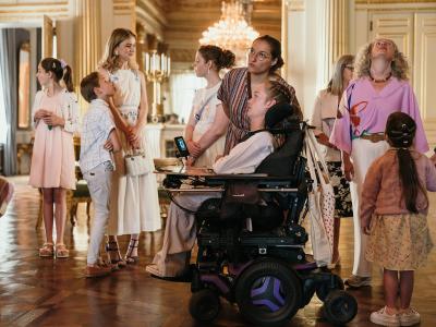 Prinses Elisabeth leidt patiëntjes van het kinderziekenhuis rond in het paleis