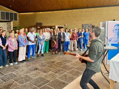 Medewerkers van UZ Gent zingen 'Je staat er niet alleen voor' op de Dag tegen Kanker