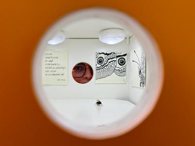naar binnen kijken in het kleinste museum ter wereld