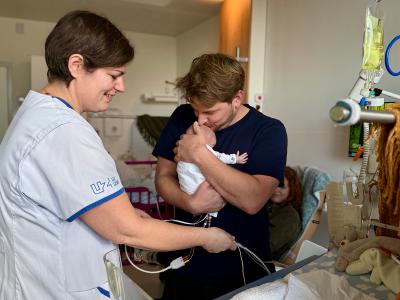 zorgverlener bij een premature baby